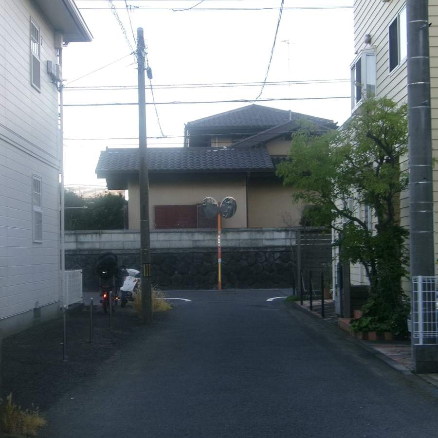 夕方の住宅街の路地
