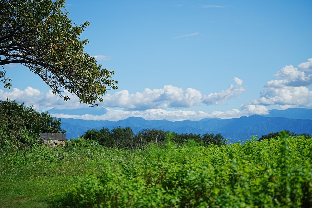 穂坂から見た空と山並み