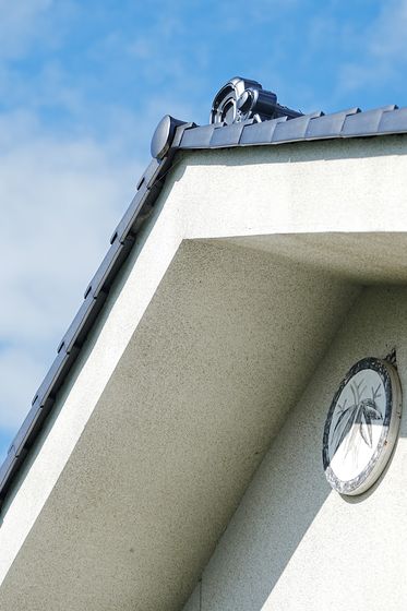 白い壁と瓦屋根、青空