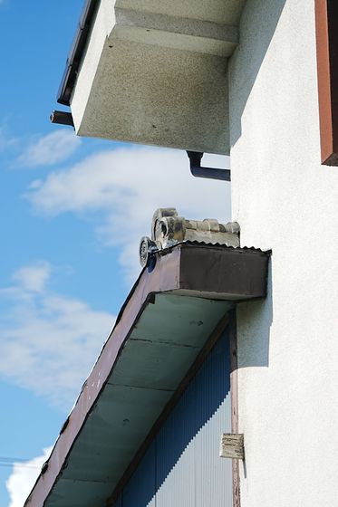 白い壁と軒、青空