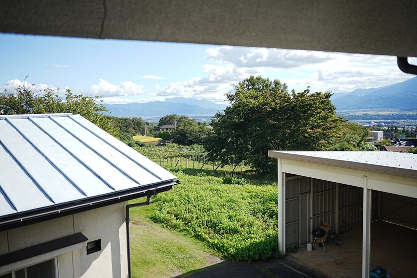 軒下から見た畑と山並み